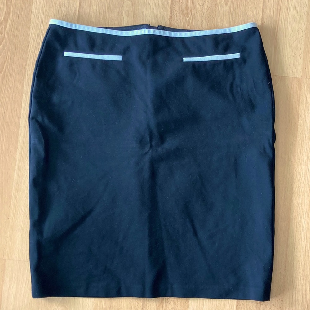 Black Contemporaine size 12 pencil skirt with white piping